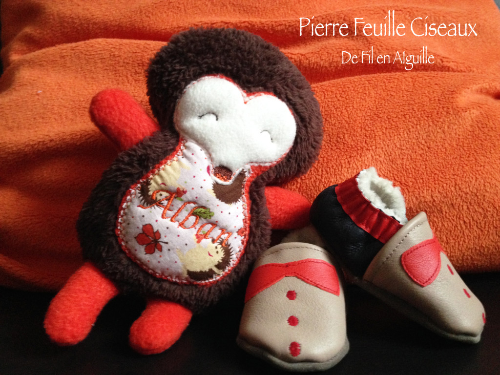 CHAUSSONS pour bébé en cuir véritable noirs, beiges et rouges - fourrés laine de mouton - petits noeud et bouton - plastron - costume