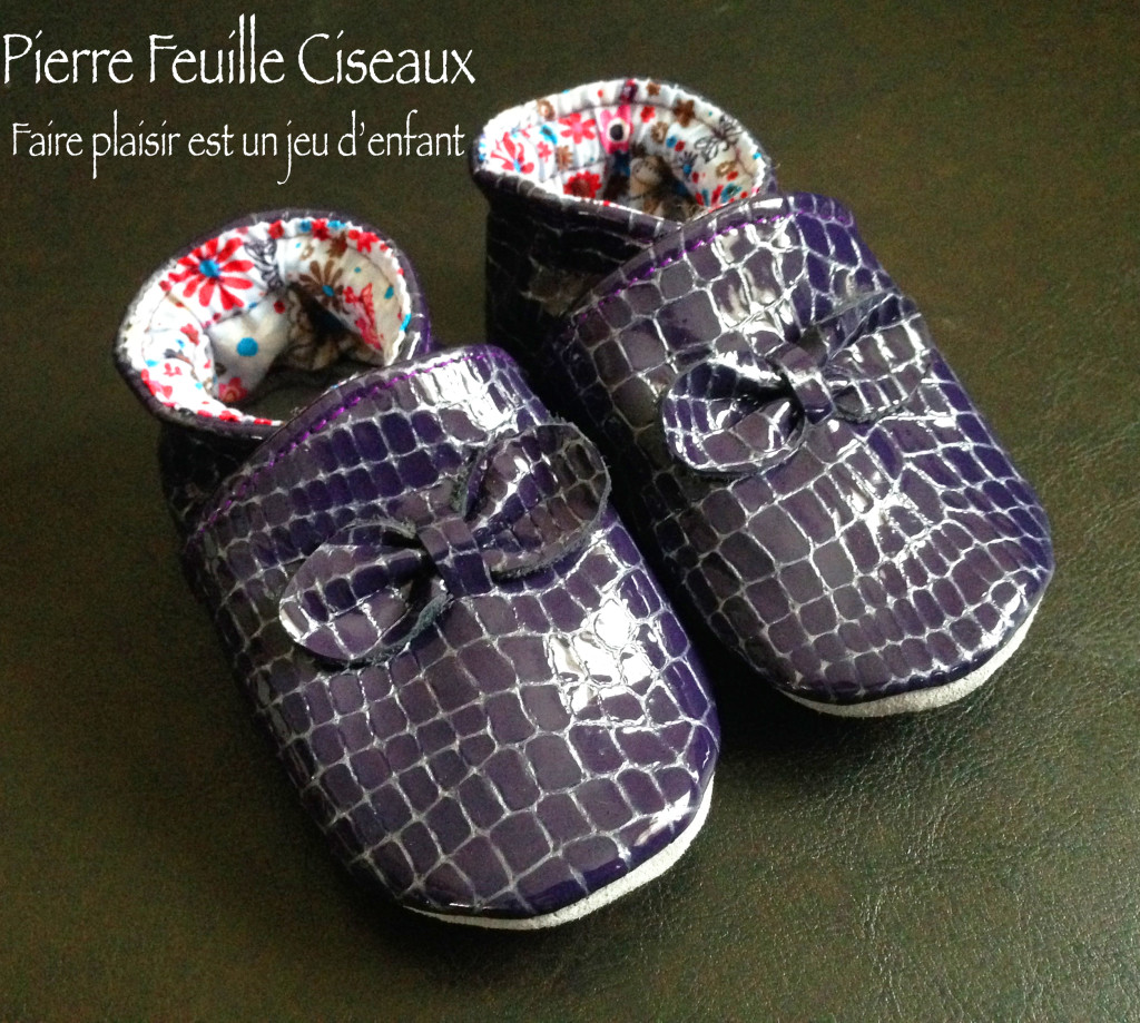 CHAUSSONS pour bébé en cuir véritable violet imitation croco, doublure liberty bleu et fushia
