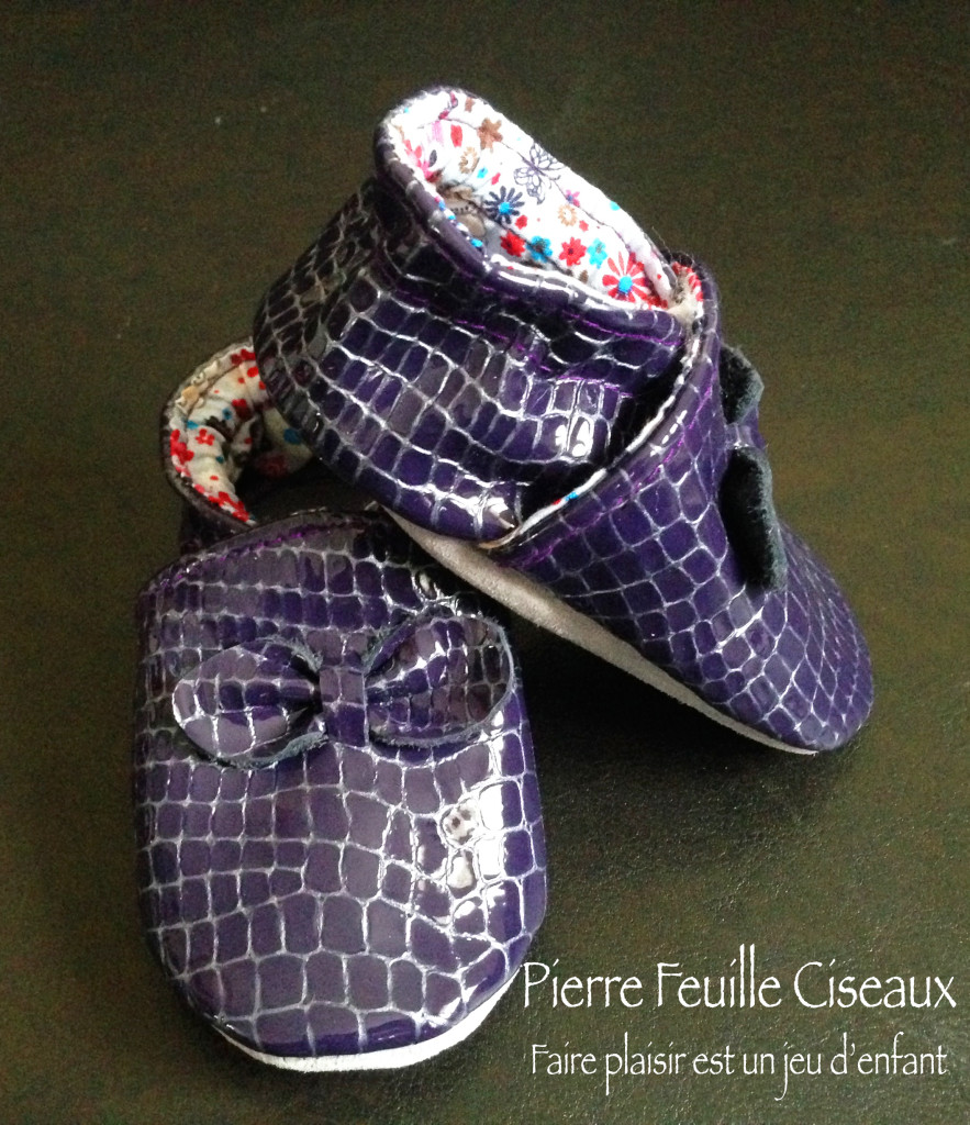 CHAUSSONS pour bébé en cuir véritable violet imitation croco, doublure liberty bleu et fushia